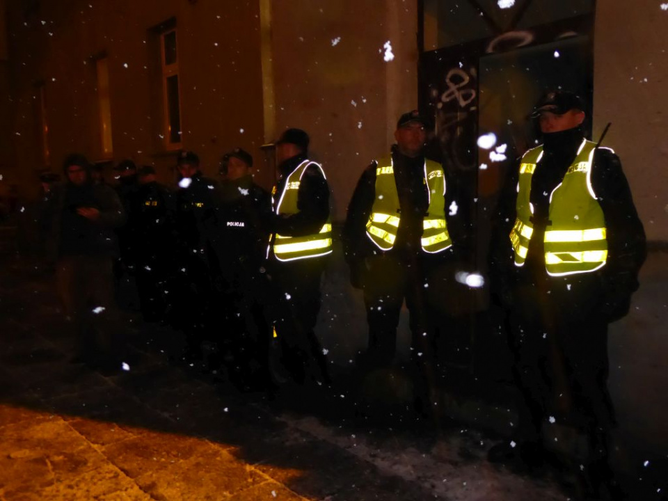 Policja wyprowadziła protestujących w biurze poselskim posła Patryka Jakiego [fot. Piotr Wrona]