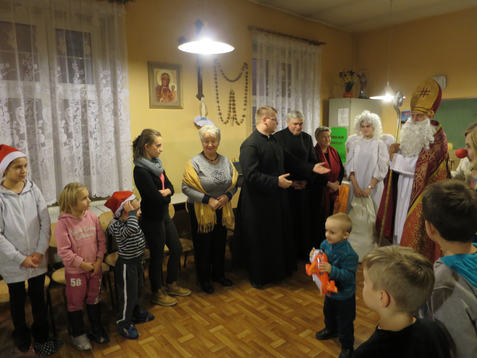 Prudnicką świetlicę Caritas odwiedził św. Mikołaj [zdj. Jan Poniatyszyn]
