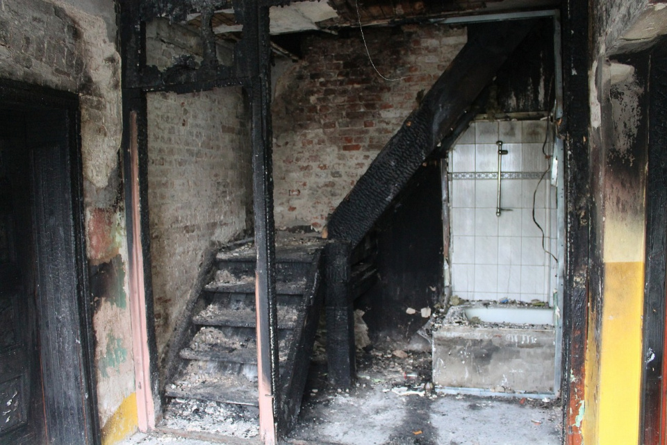 Wnętrze spalonego budynku w Zawadzkiem [fot. Agnieszka Pospiszyl]