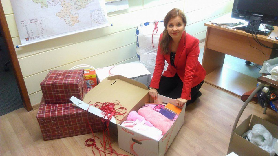 Opolski Urzą Wojewódzki przygotował paczkę dla potrzebującej rodziny. Na zdjęciu: Martyna Kolemba [fot. Daria Placek]