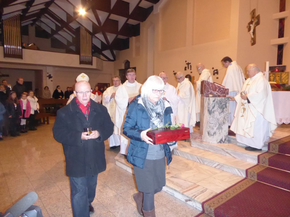 Wprowadzenie prochów ojca Alojzego Ligudy do kościoła w Winowie [fot. Piotr Wrona]