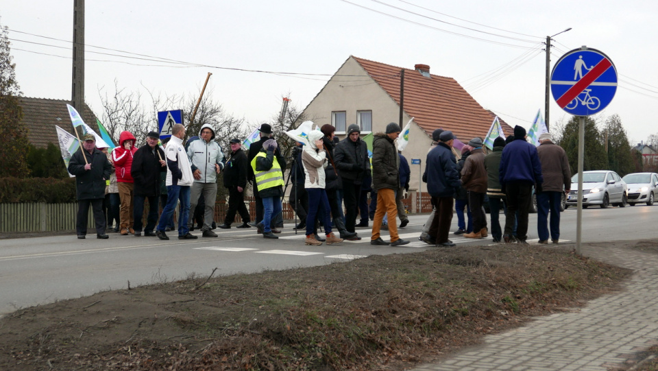 Drugi w tym tygodniu protest przeciwników powiększenia Opola na drodze woj. 454 [fot. Mariusz Chałupnik]