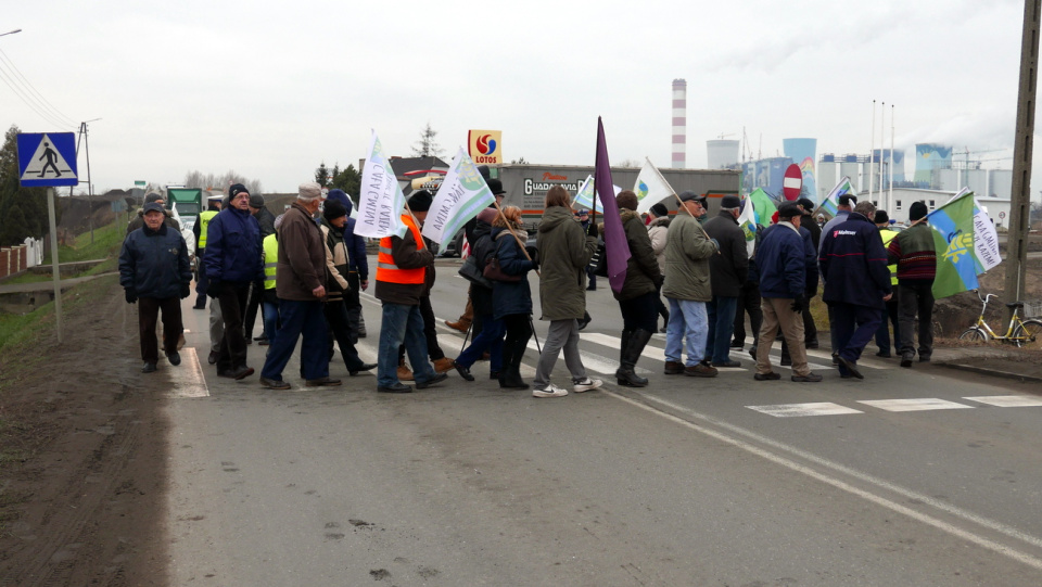 Drugi w tym tygodniu protest przeciwników powiększenia Opola na drodze woj. 454 [fot. Mariusz Chałupnik]