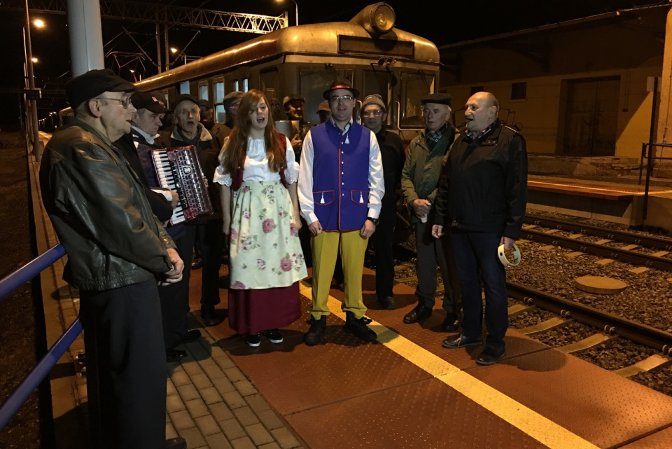 Przywitanie pierwszego od 4 lat pociągu osobowego na stacji w Pludrach [fot. Agnieszka Pospiszyl]