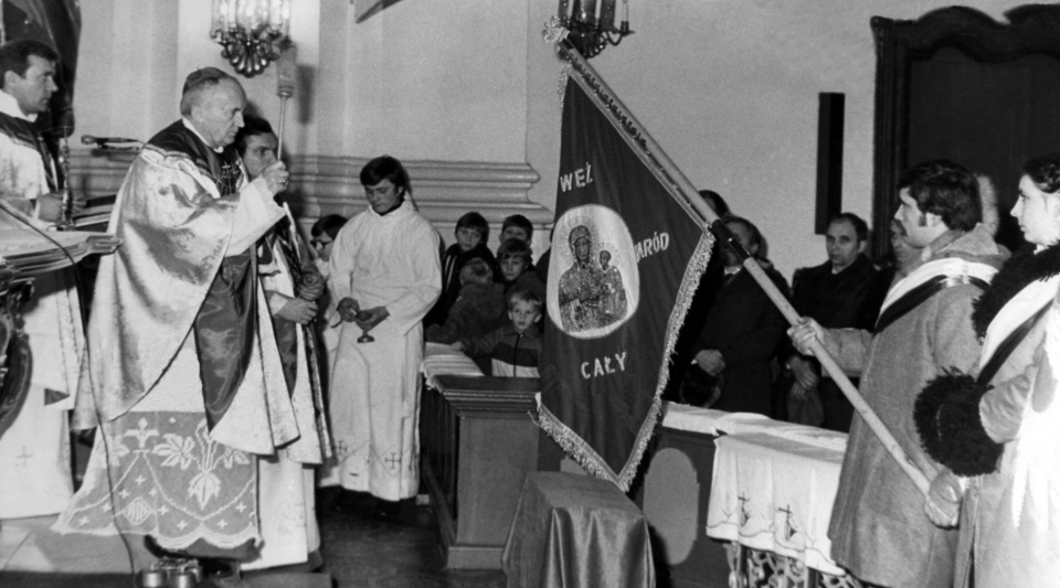 Mimo zakazu zgromadzeń 13 grudnia 1981 r. w prudnickim kościele parafialnym biskup Wacław Wycisk poświęcił sztandar NSZZ „Solidarność” ZPB „Frotex” [zdj. Ryszard Kasza]