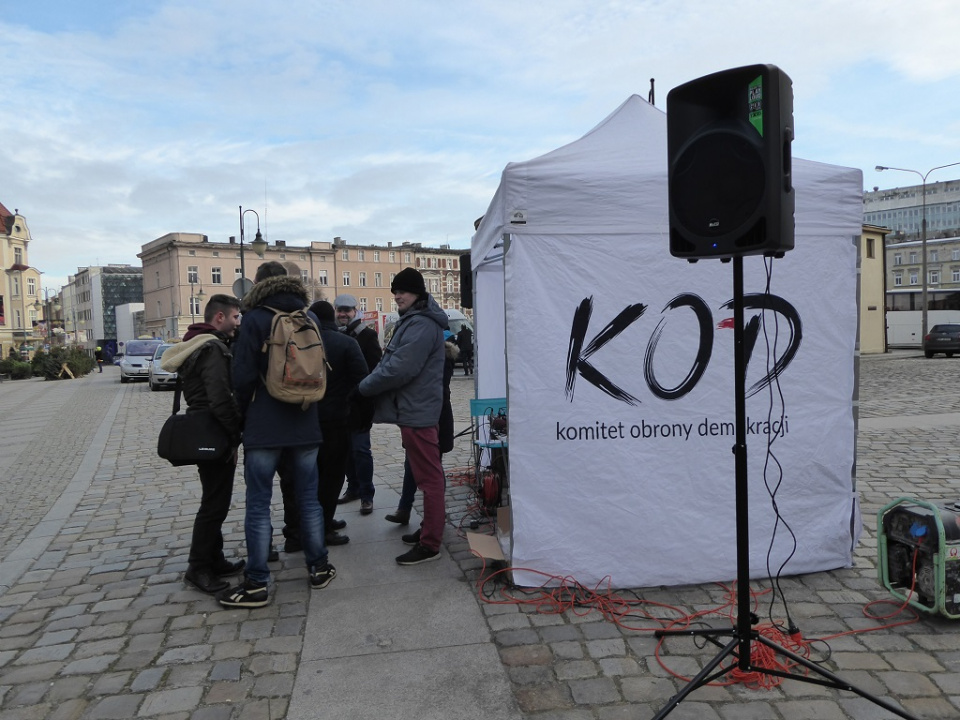 Akcja Komitetu Obrony Demokracji na placu Kopernika w Opolu [fot. Monika Pawłowska]