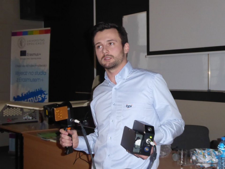 Maciej Bober prezentuje skaner 3D [fot. Piotr Wrona]