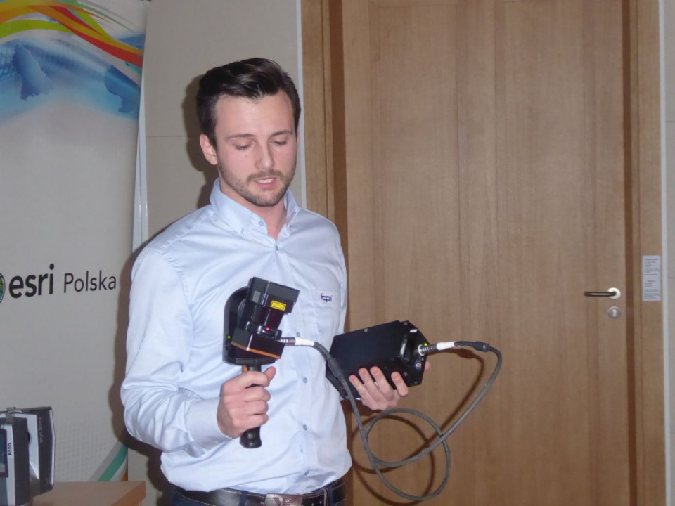 Maciej Bober prezentuje skaner 3D [fot. Piotr Wrona]
