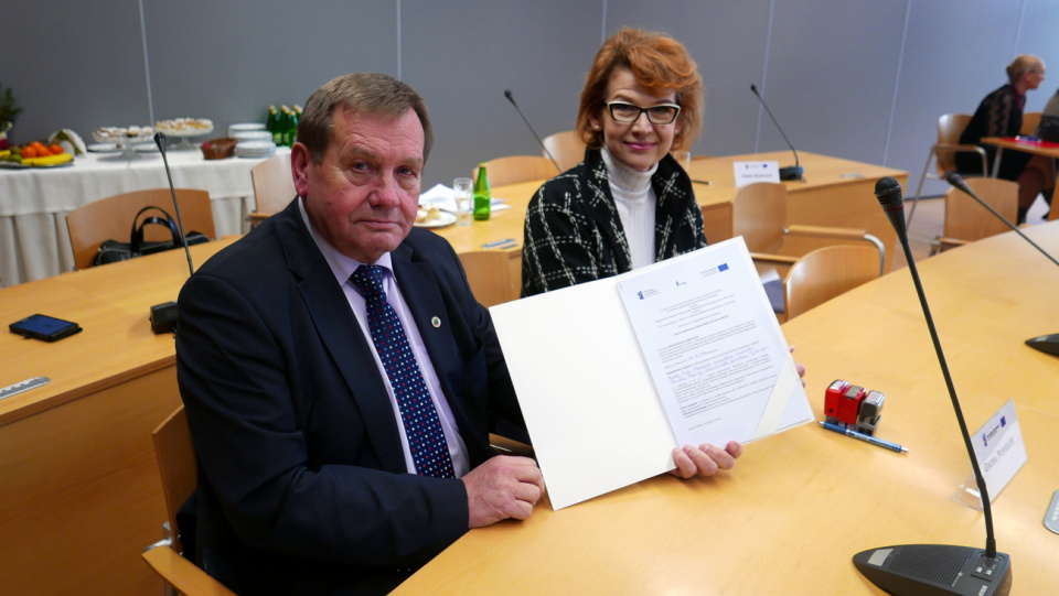 Podpisanie umów w ramach RPO w urzędzie marszałkowskim [fot. Mariusz Chałupnik]