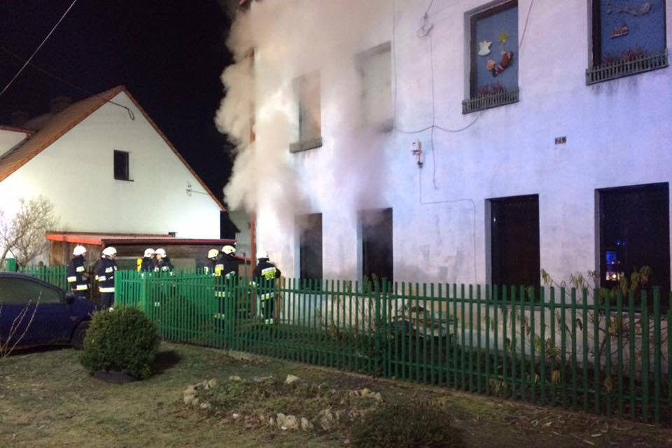 Pożar budynku wielorodzinnego w Żędowicach [fot. OSP Zawadzkie]