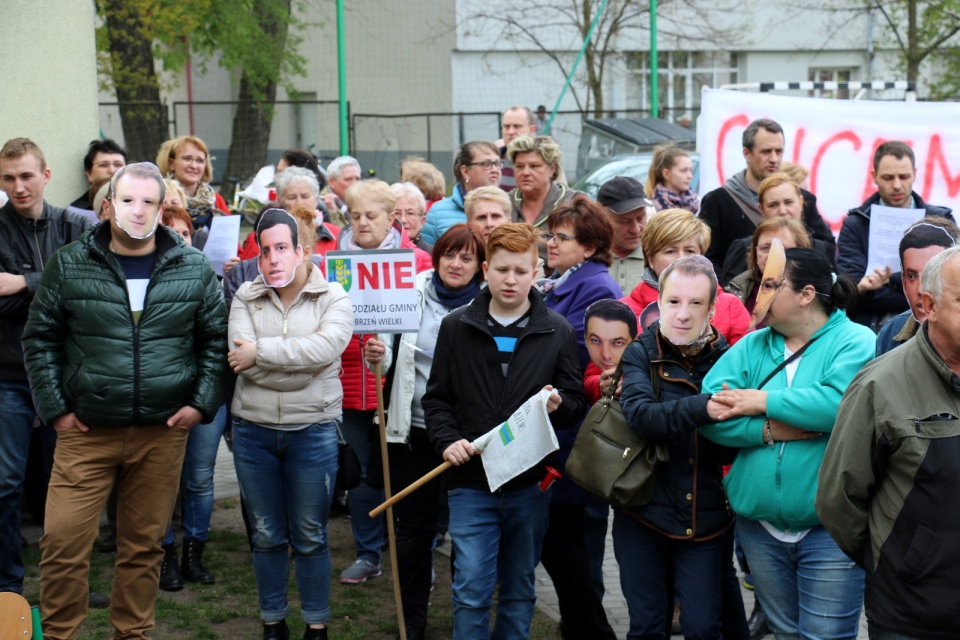 Manifestacja przeciw powiększeniu Opola w Czarnowąsach [fot. Marcin Skomudek]