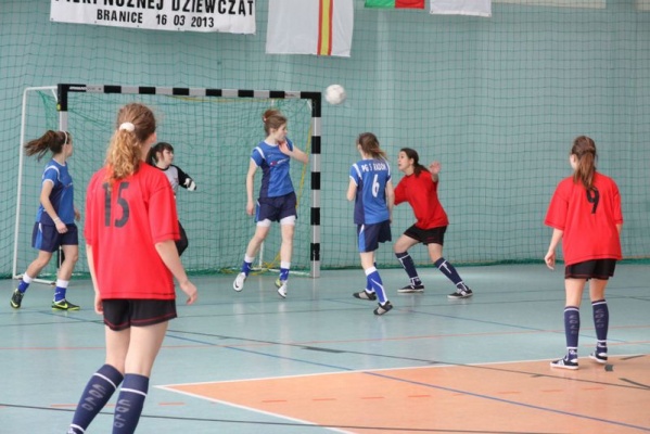 Dziewczęta grają w nożną  udowodnią podczas zawodów w Branicach
