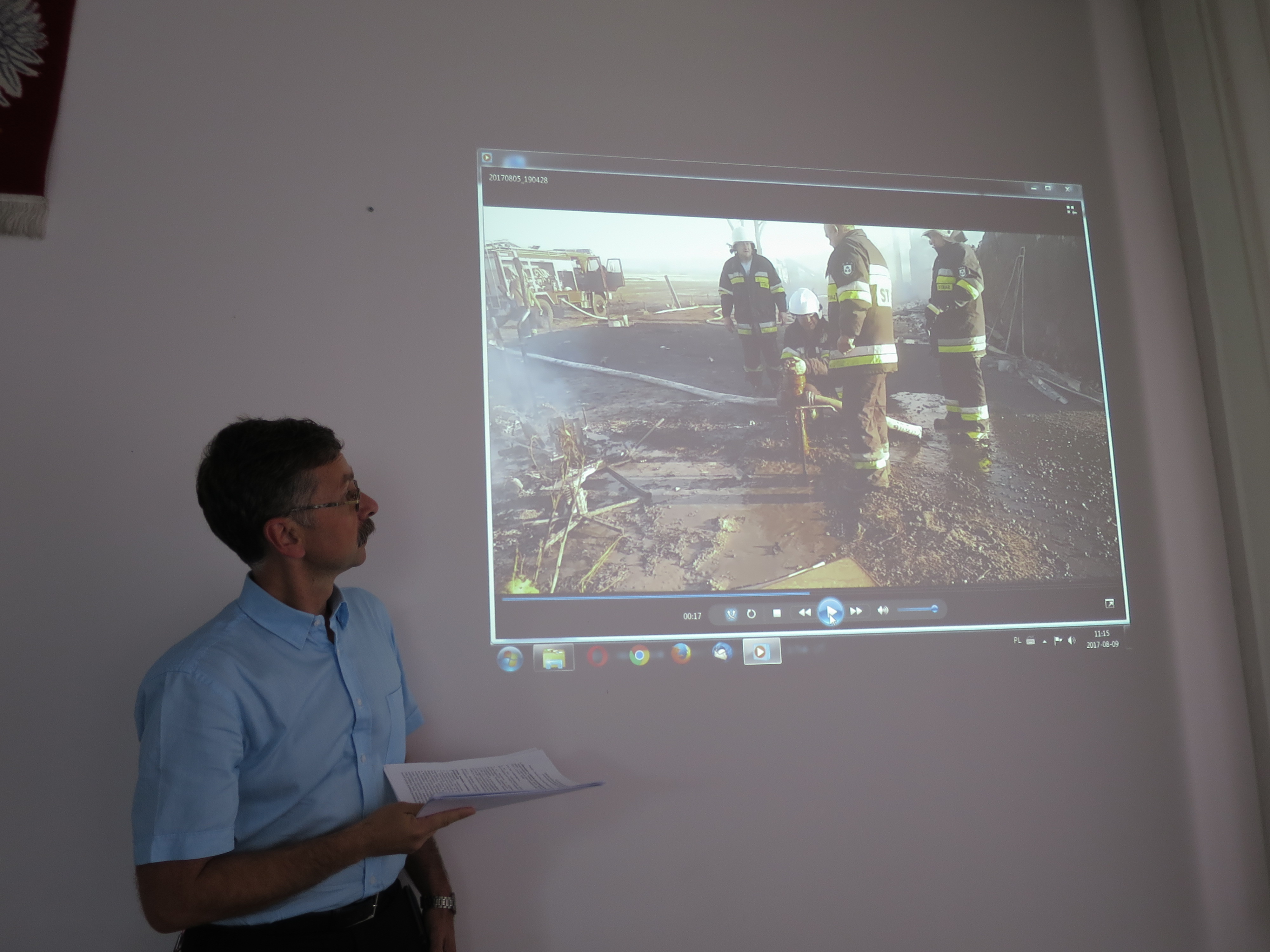 Paweł Kawecki podczas konferencji prasowej w ZWiK zademonstrował film, którym pokazuje hydrant znajdujący się obok spalonego domu w Szybowicach [fot. Jan Poniatyszyn]