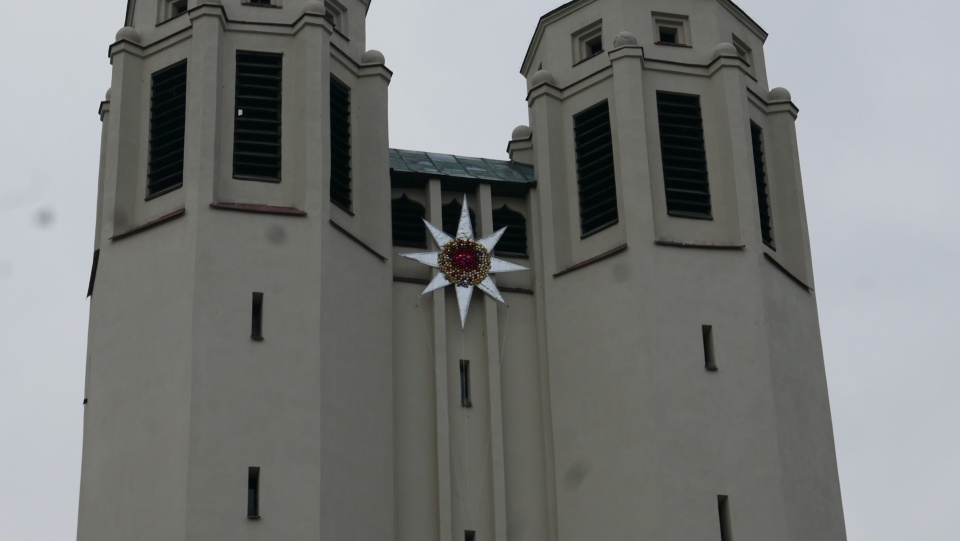 Gwiazda między wieżami kościoła [fot. Ewelina Laxy]