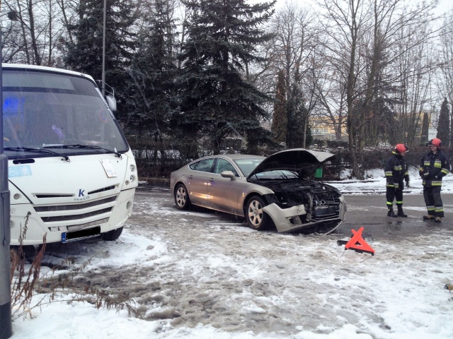 Pogarszają się warunki drogowe. Pada śnieg, a na trasach jest ślisko [AKTUALIZACJA]