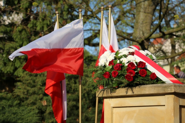 W Opolu uczczono pamięć 96 osób tragicznie zmarłych w katastrofie pod Smoleńskiem [FILM, ZDJĘCIA]