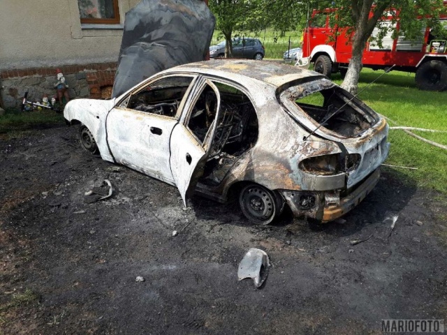 Pożar samochodu koło Kostowa. Kobieta w ciąży została poparzona