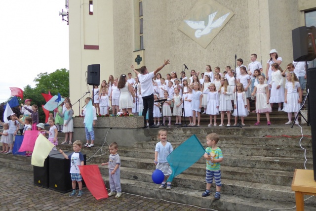 Dziecięcy Koncert Uwielbienia po raz pierwszy w Winowie. Było radośnie i energicznie