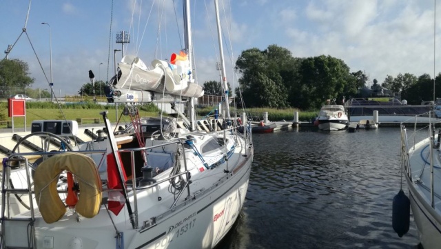 Jacht Opole w Kołobrzegu. Dziennikarz Radia Opole schodzi na ląd