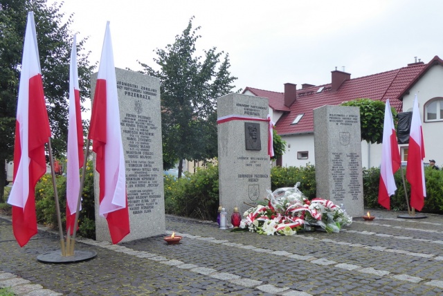 Upamiętnili ofiary rzezi wołyńskiej przed pomnikiem w Niemodlinie [ZDJĘCIA]