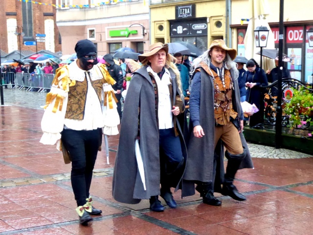 Wehikuł czasu w Opolu - ulicami miasta przeszła widowiskowa parada historyczna [ZDJĘCIA]