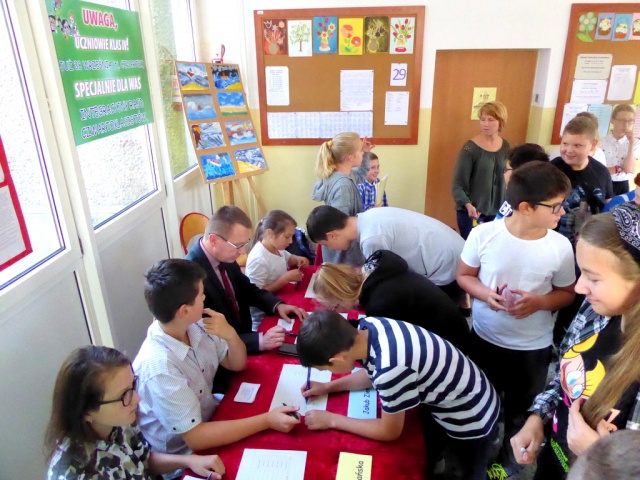 Dzieci ze szkoły podstawowej głosowały jak w wyborach powszechnych. Pomogło Krajowe Biuro Wyborcze