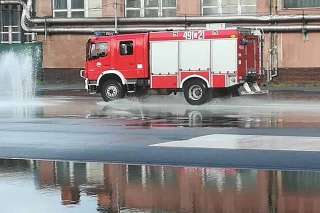 Jak wyprowadzić wóz strażacki z poślizgu Polsko-czeskie ćwiczenia ratowników