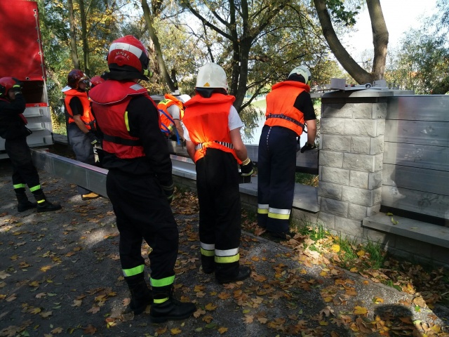 Sprawdzają system przeciwpowodziowy. Wspólne ćwiczenia strażaków z Brzegu i Nysy