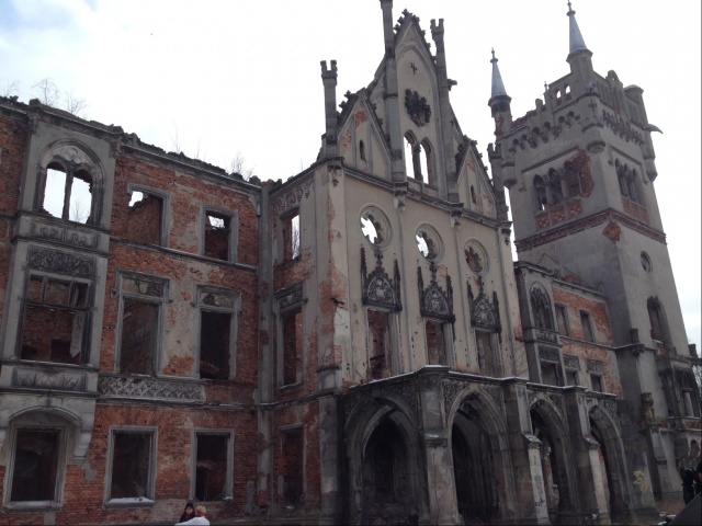 Miał być piękny obiekt, a nadal stoi ruina. Pałac w Kopicach niszczeje, a luksemburski inwestor zapadł się pod ziemię