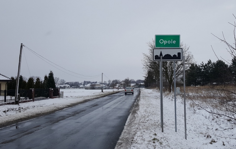 W sołectwie Żerkowicach zniknęła stara tablica, a zamontowana została nowa z nazwą Opole [fot. Daria Placek]