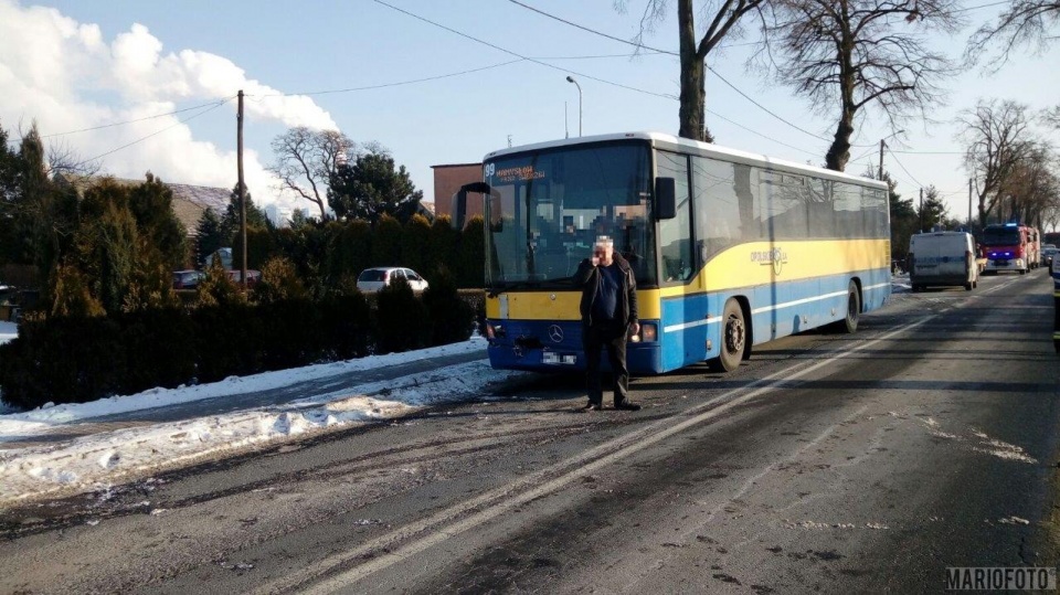 Zderzenie autobusu z osobówką w Dobrzeniu Małym [fot. Mariusz Materlik]
