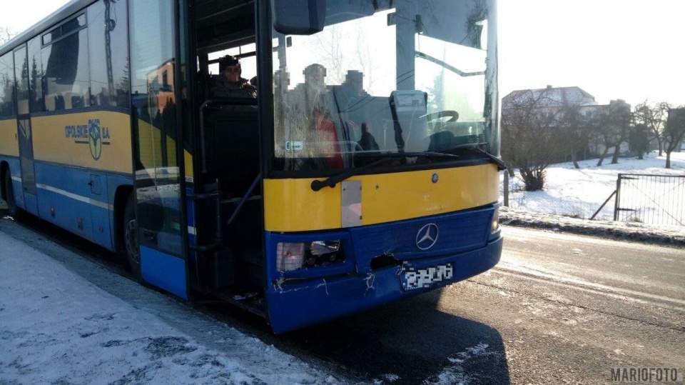 Zderzenie autobusu z osobówką w Dobrzeniu Małym [fot. Mariusz Materlik]