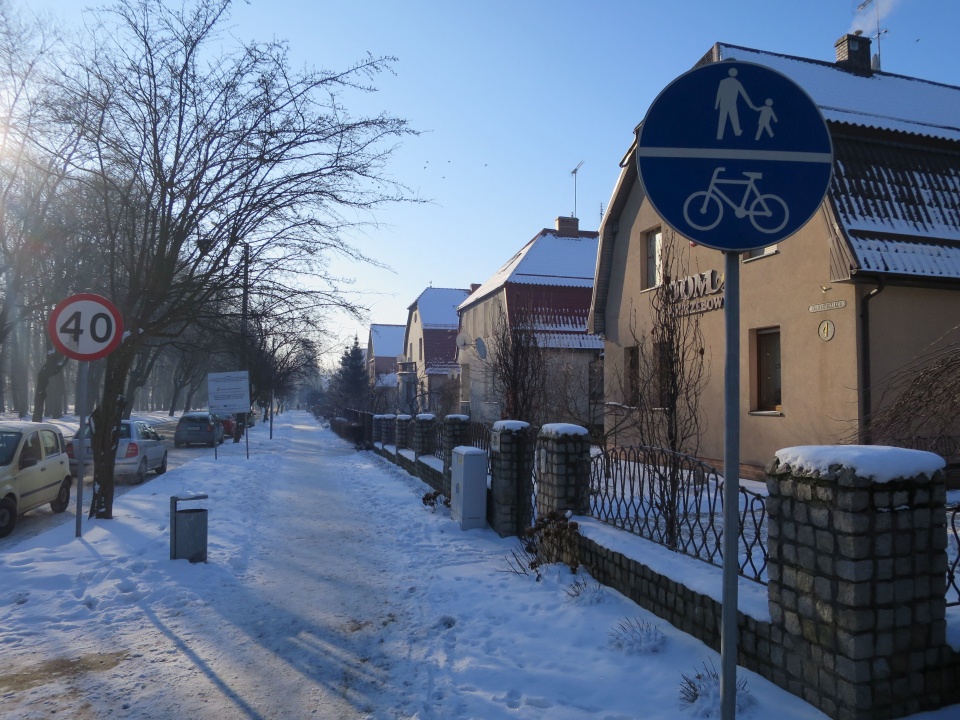 Zlikwidowany ma być m.in. ciąg pieszo - rowerowy wyznaczony wzdłuż ulicy Dąbrowskiego [zdj. Jan Poniatyszyn]