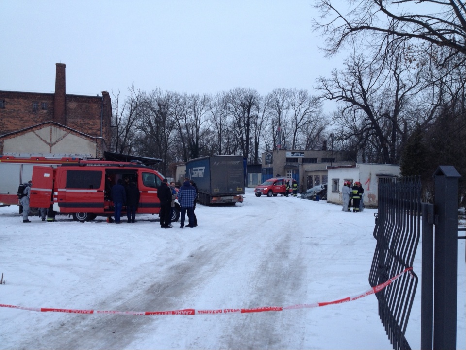 200 beczek z nieznaną substancją znaleziono w jednym z budynków przy Placu Młynów [fot. Maciej Stępień]