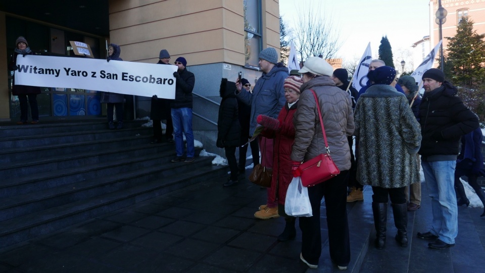 Protestujący przed budynkiem Collegium Maius [fot. Mariusz Chałupnik]
