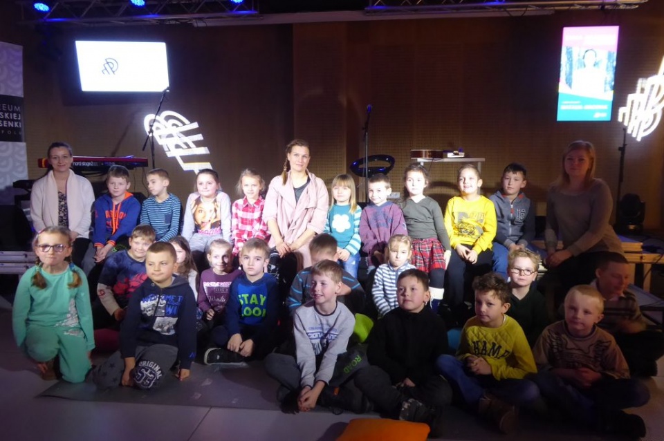 Natalia Grosiak z dziećmi w Małej Akademii Piosenki