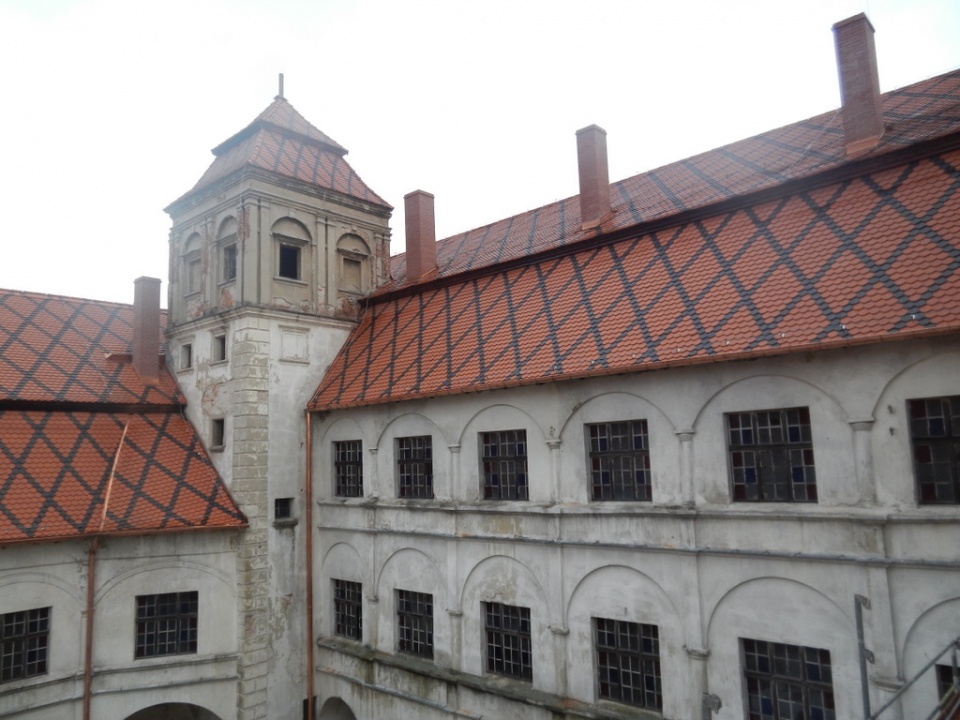 Nowe poszycie dachowe na zabytkowym zamku w Niemodlinie [fot. archiwum zamku w Niemodlinie]