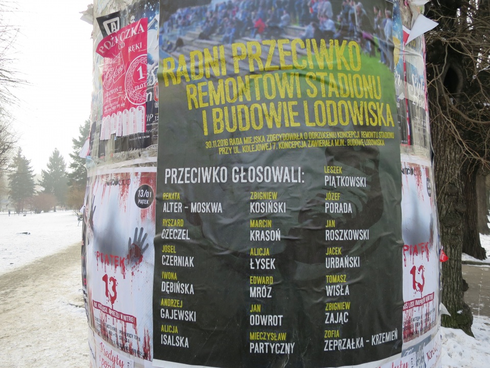 Na swoim plakacie Stowarzyszenie Prudniczanie wymienia całą Radę Miejską w Prudniku [zdj. Jan Poniatyszyn]