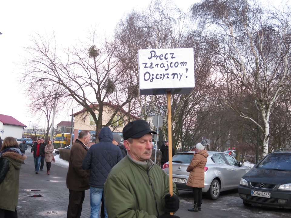 Protesty przeciwko nadaniu Lechowi Wałęsie honorowego obywatelstwa Namysłowa [fot. Kamila Gal-Skorupa] (2)