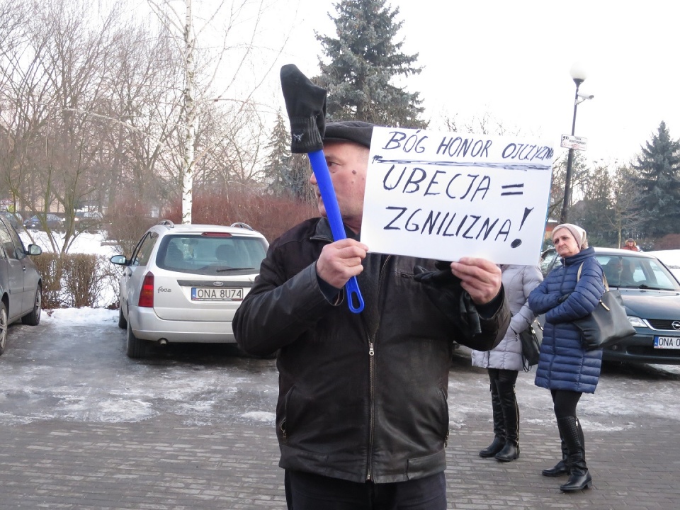 Protesty przeciwko nadaniu Lechowi Wałęsie honorowego obywatelstwa Namysłowa [fot. Kamila Gal-Skorupa]