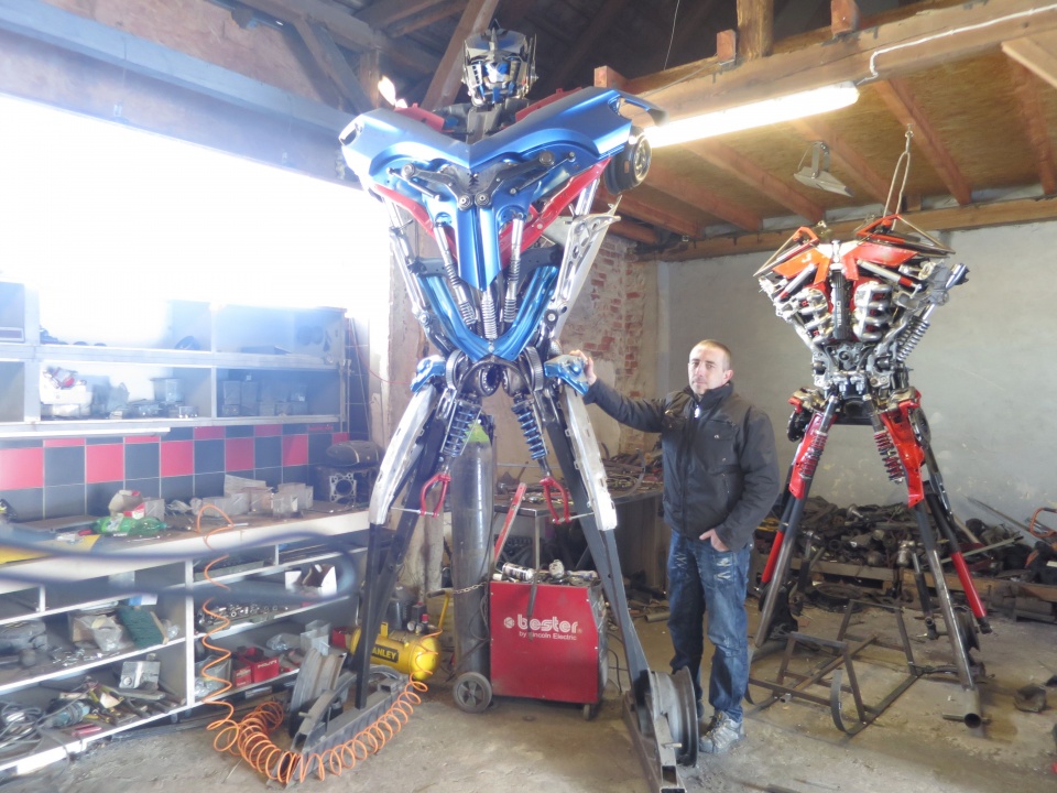 Ten transformers ma ponad 3,5 metra. - Największy powstający w Łączniku robot będzie miał 16 metrów wysokości – powiedział Sebastian Kucharski [zdj. Jan Poniatyszyn]