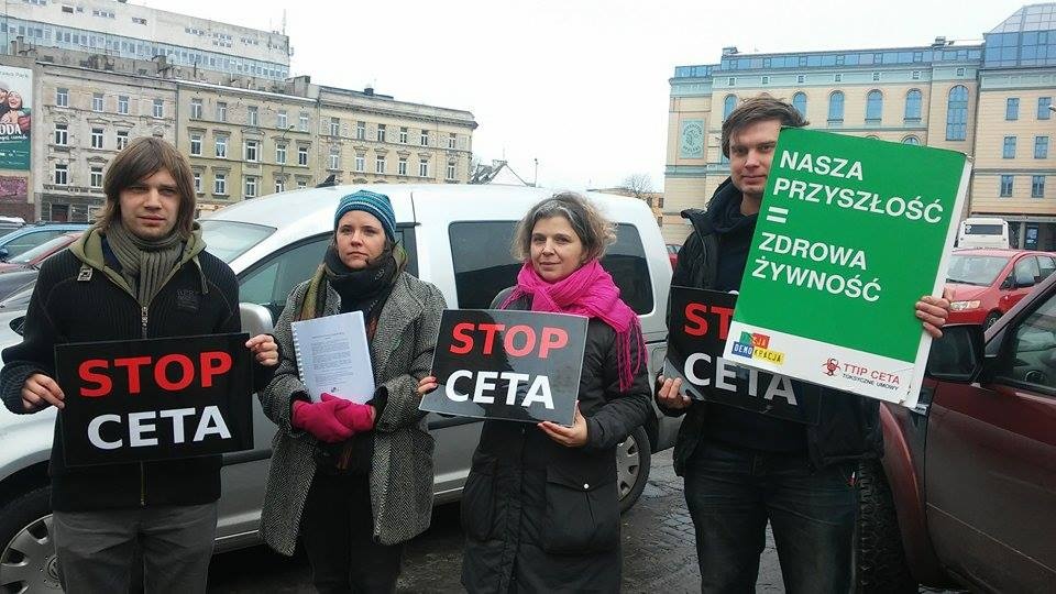 Aktywiści fundacji Akcja Demokracja manifestują przeciwko CETA
