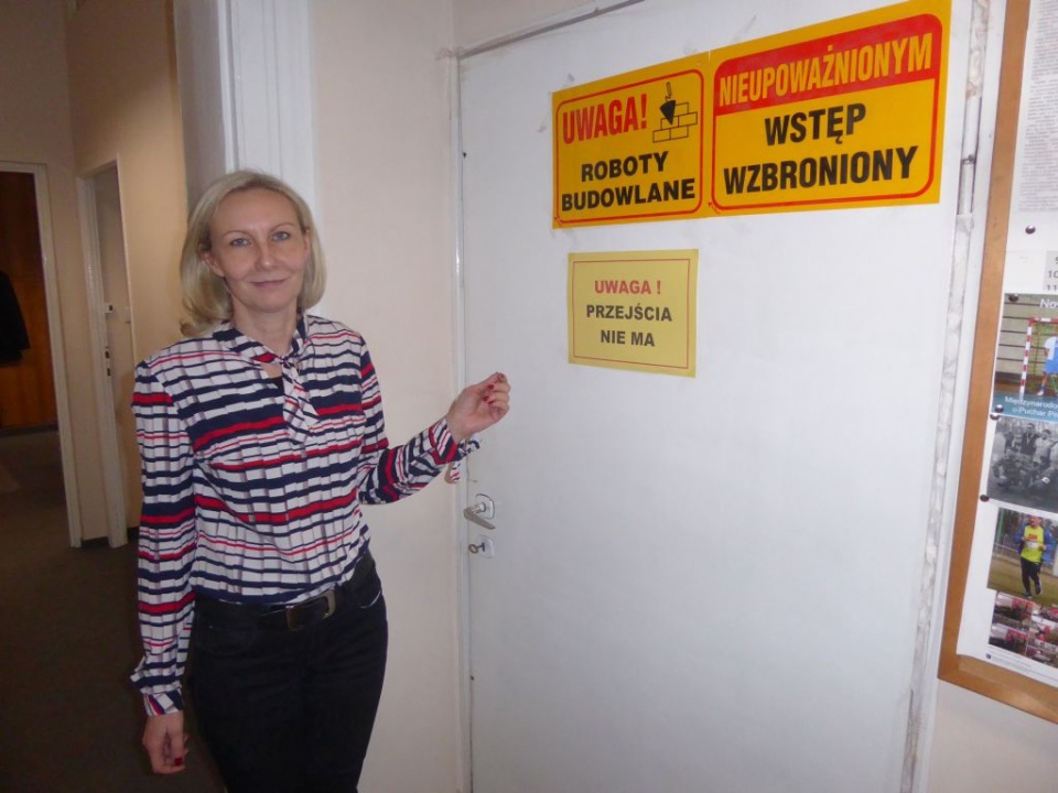 Joanna Niedźwiedź pokazuje miejsce w którym będzie winda [fot. Piotr Wrona]