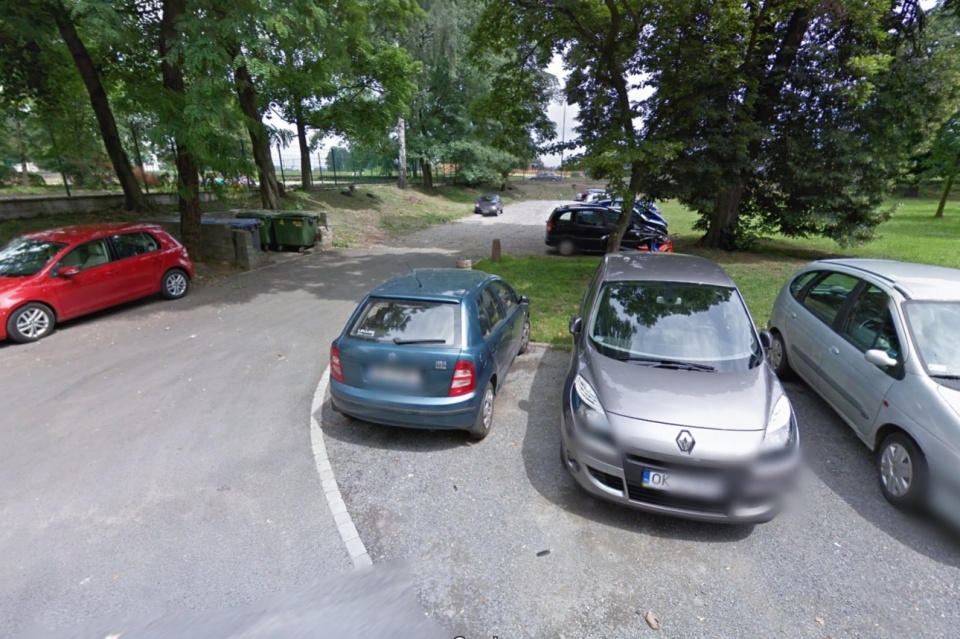 Parking na tyłach urzędu miejskiego w Kędzierzynie-Koźlu [fot. googlemaps]