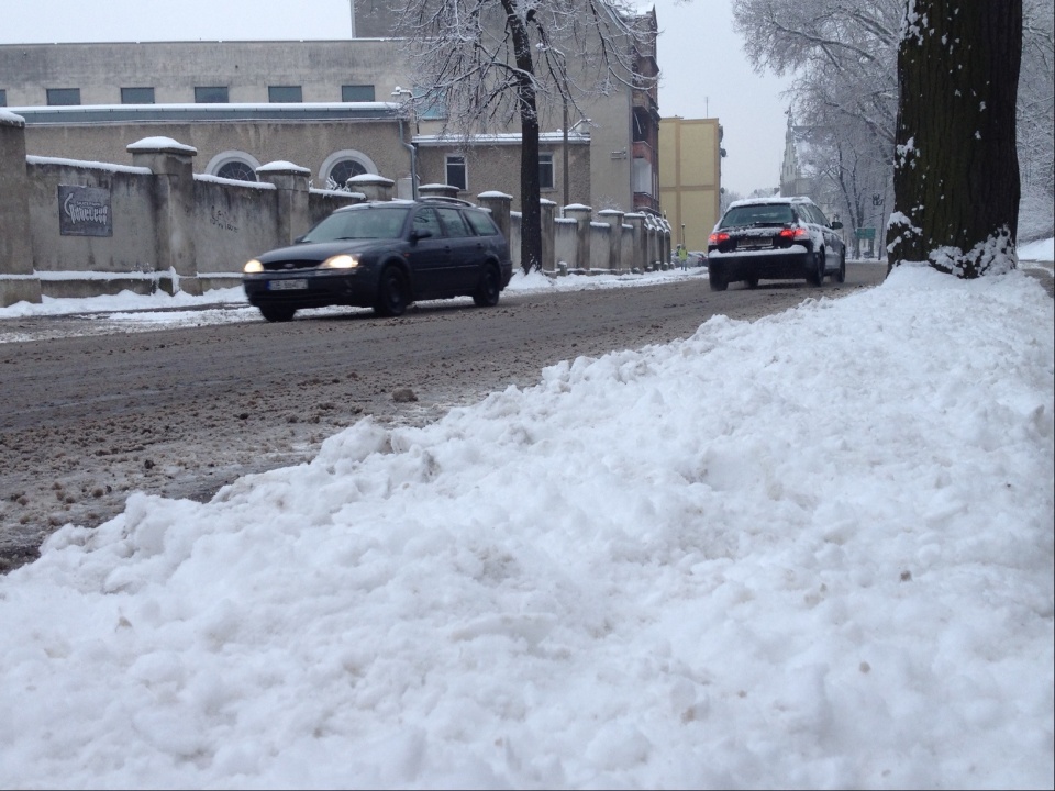 Trudne warunki drogowe na brzeskich ulicach. W nocy spadło kilka centymetrów śniegu [fot. Maciej Stępień]