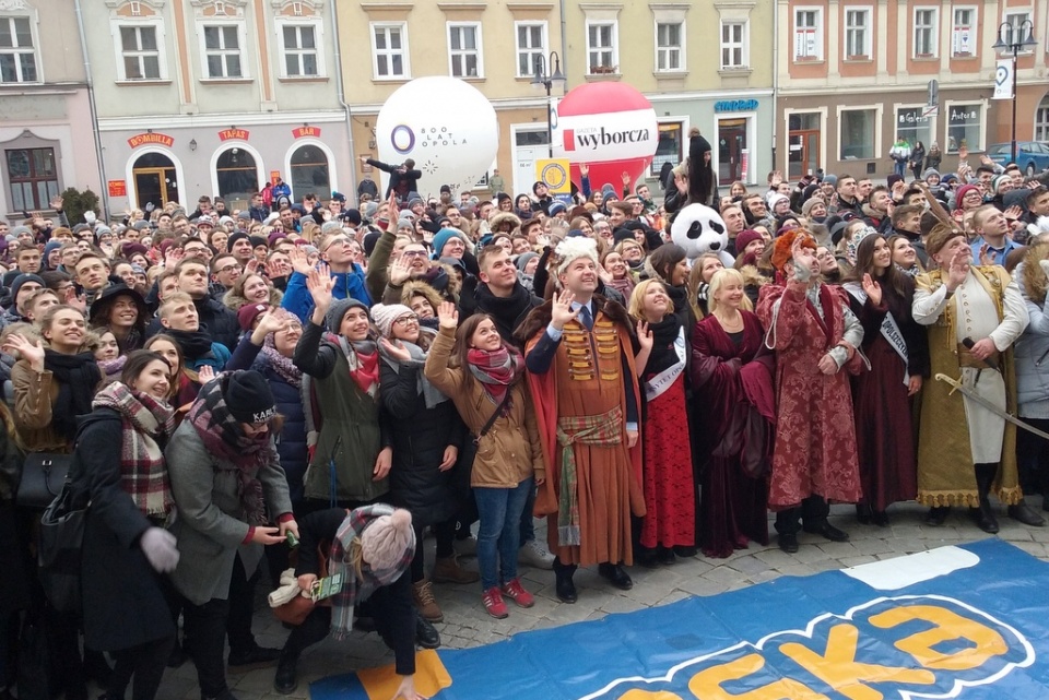 Maturzyści zatańczyli poloneza na opolskim rynku [fot. Monika Pawłowska]