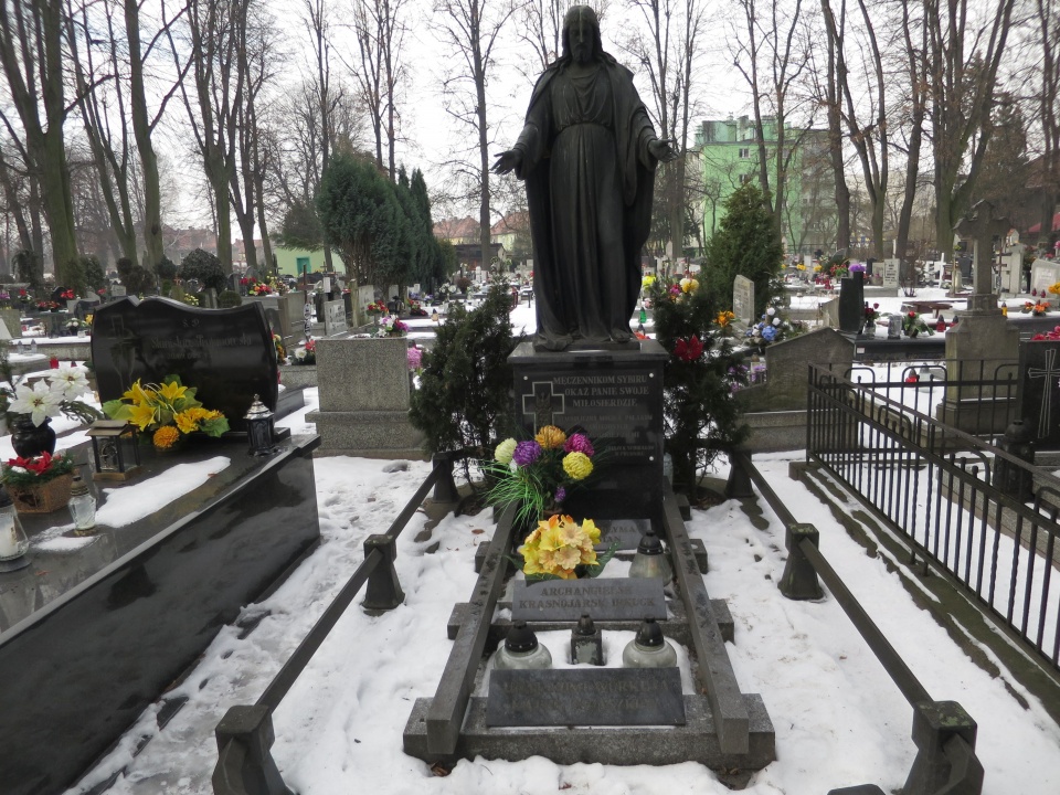 Symboliczny pomnik męczenników Sybiru na prudnickim cmentarzu komunalnym [zdj. Jan Poniatyszyn]