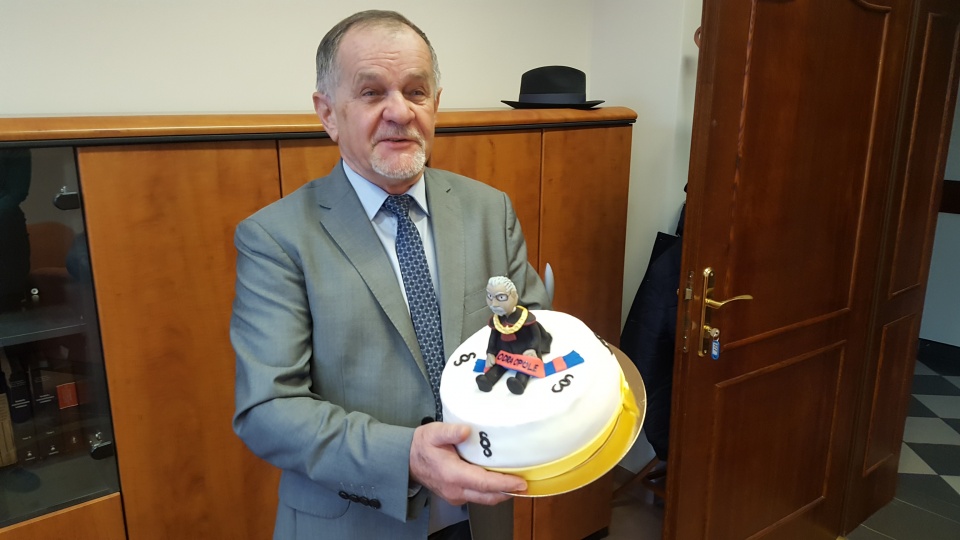Sędziowie i dziennikarze pożegnali Waldemara Krawczyka i wręczyli mu tort z jego podobizną [fot. Kacper Śnigórski]