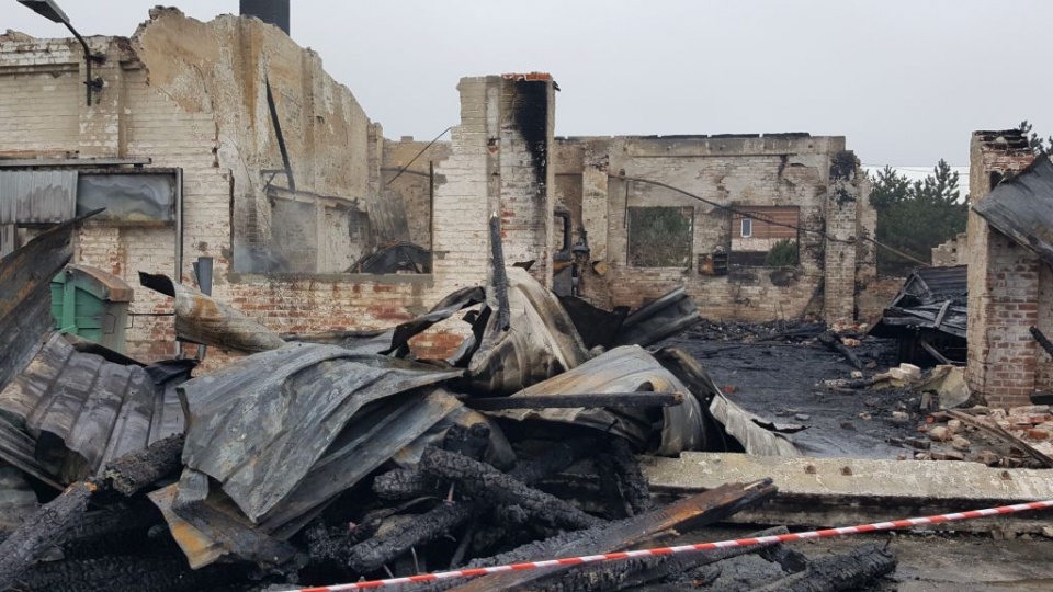 Zniszczony budynek gospodarczy po nocnym pożarze w Kościerzycach [fot. Straż Pożarna Brzeg]