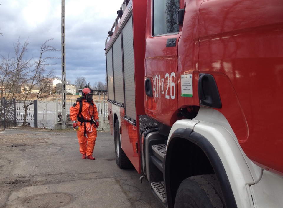 Strażacy zabezpieczyli dziś wyciek z trzech pojemników z chemikaliami [fot. Maciej Stępień]